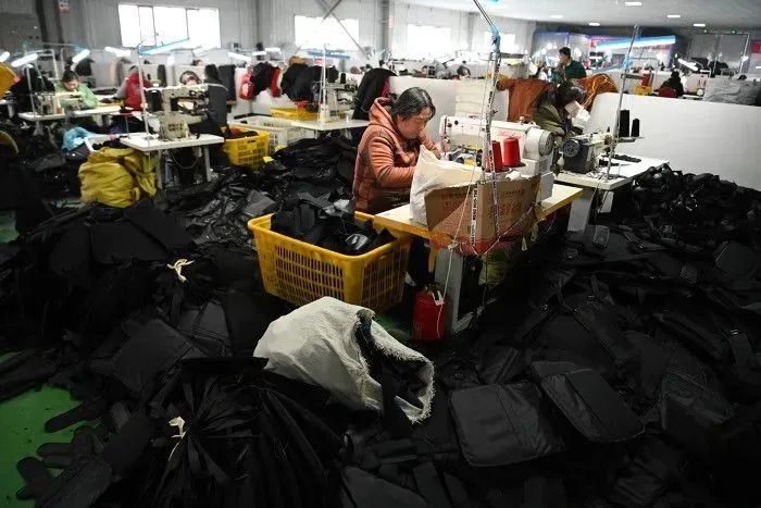 18年义乌箱包厂手袋加工这样安排流水线作业-时尚频道-手.